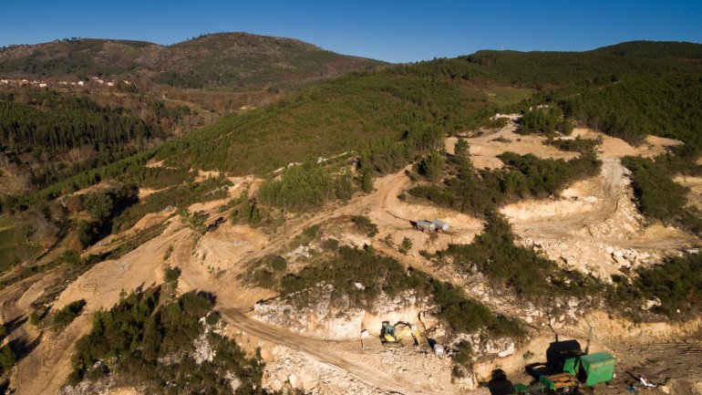 Imagem aérea das minas de lítio a céu aberto em Covas do Barroso, concelho de Boticas, a 12 de janeiro de 2019