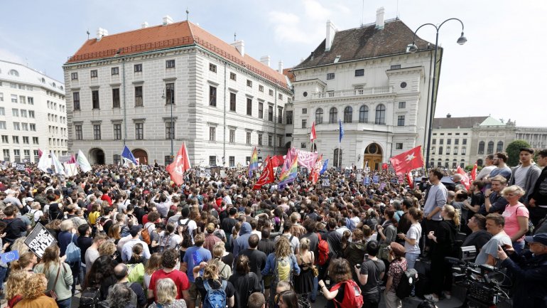 A televisão pública austríaca ORF calcula entre 5 mil e 6 mil os participantes na manifestação, na sua maioria jovens
