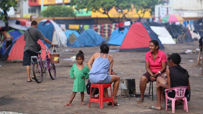 O número de venezuelanos que fogem desta situação económica desastrosa é considerado pela ONU como o maior deslocamento de pessoas na história recente da América Latina