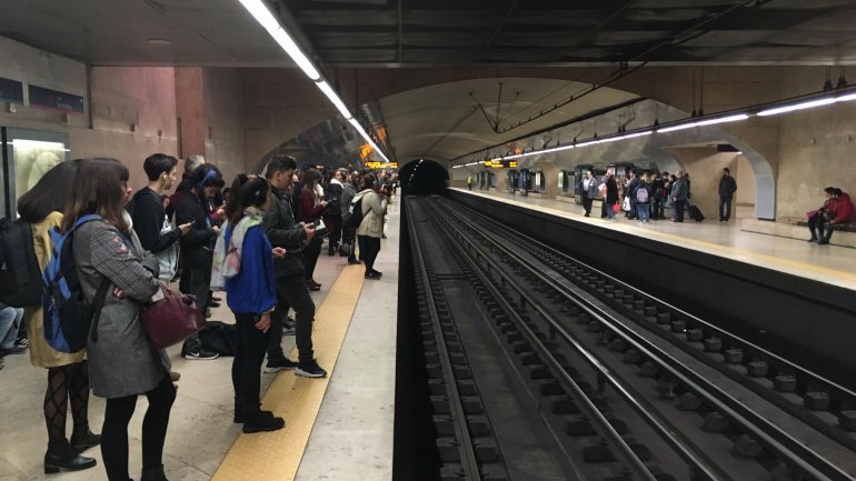 A linha Azul do metro liga as estações da Reboleira e Santa Apolónia