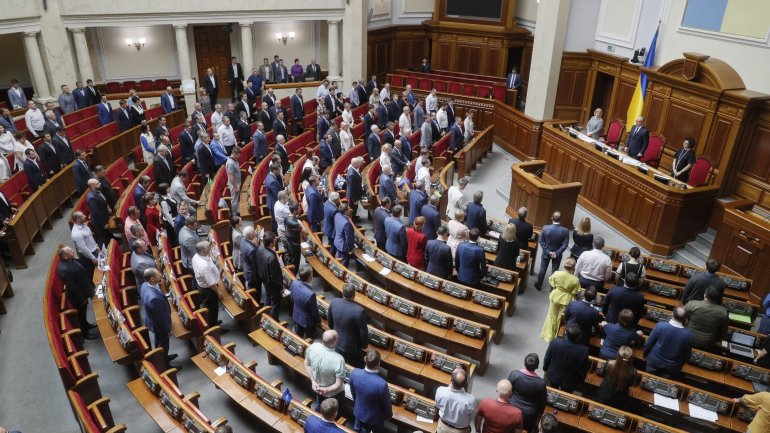 Zelensky anunciou ainda eleições legislativas antecipadas para 21 de julho