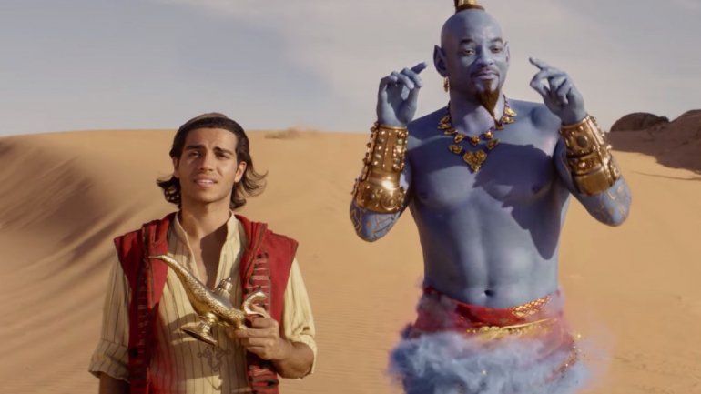 Aladino (Mena Massoud) e o Génio da Lâmpada (Will Smith) numa cena de &quot;Aladdin&quot;, de Guy Ritchie
