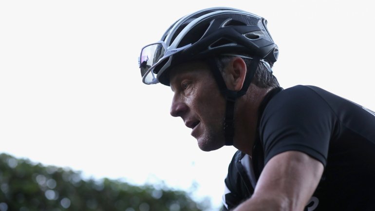 Lance Armstrong ganhou por sete vezes a Volta à França mas ficou sem títulos e patrocinadores pelo recurso a substâncias dopantes