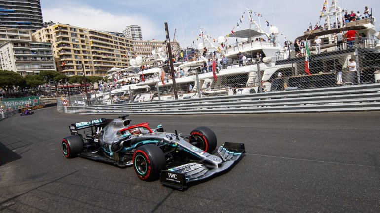 Lewis Hamilton (Mercedes) conquistou este sábado a 85.ª 'pole position' da sua carreira