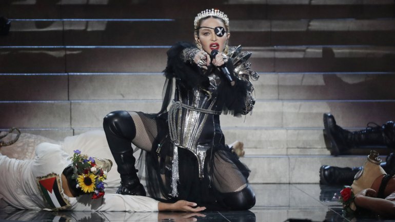 Madonna atuou na final da Eurovisão em Tel Aviv. A atuação ficou marcada pelo surgimento das bandeiras israelita e palestiniana