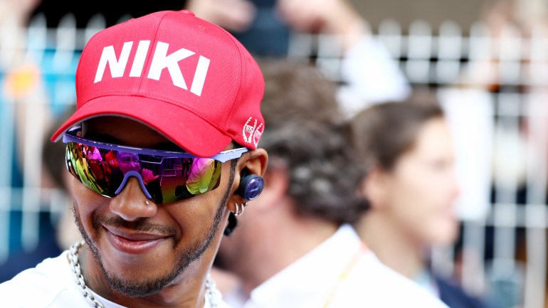 Lewis Hamilton e todos os outros pilotos respeitaram um minuto de silêncio com chapéu vermelho em memória de Niki Lauda