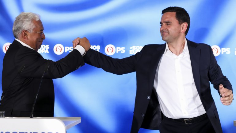 António Costa subiu ao palco com o seu cabeça de lista para reclamar louros do resultado das Europeias para o país socialista