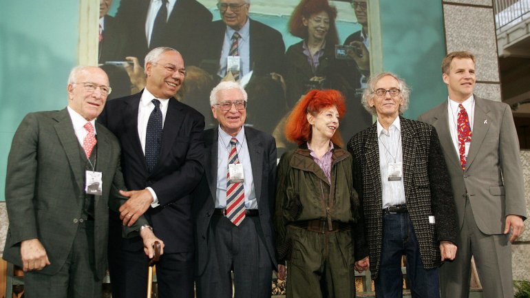 Murray Gell-Mann é o terceiro a contar da esquerda