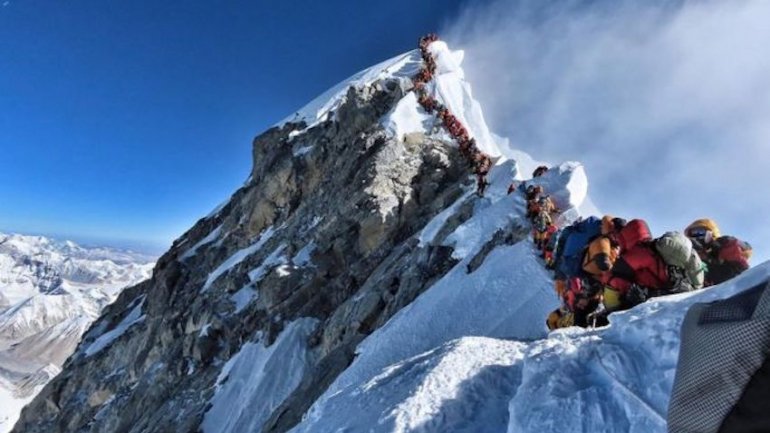 A fotografia tirada por Nirmal Purja mostra duas centenas de pessoas paradas à espera de subir ao topo do Evereste
