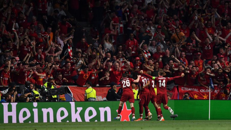 Jogadores do Liverpool celebram junto dos seus adeptos o golo de Origi, que já tinha sido decisivo na goleada ao Barcelona