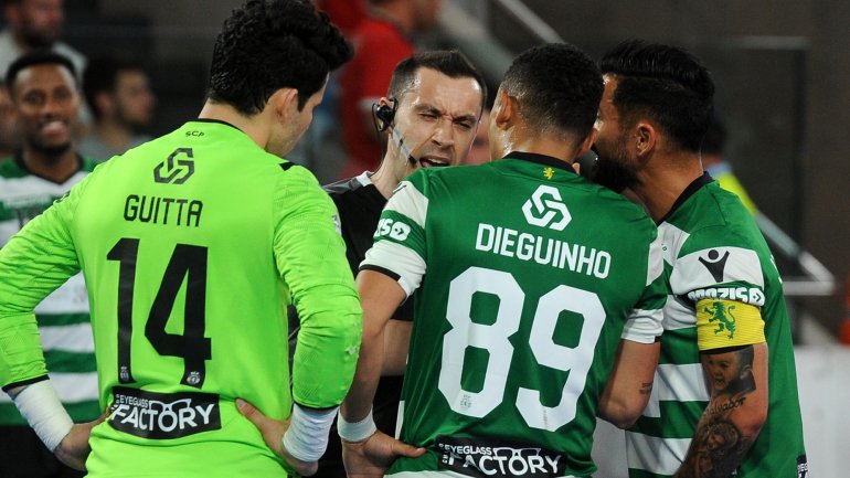 Expulsão de Dieguinho logo aos sete minutos do dérbi num lance com Robinho foi uma das jogadas criticadas pelo Sporting na Luz