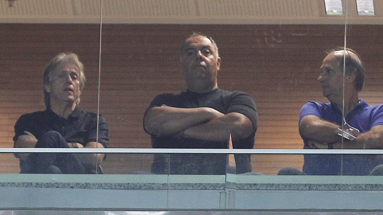 Jorge Jesus viu o Fluminense-Flamengo ao lado de Marcos Braz, diretor de futebol do novo clube