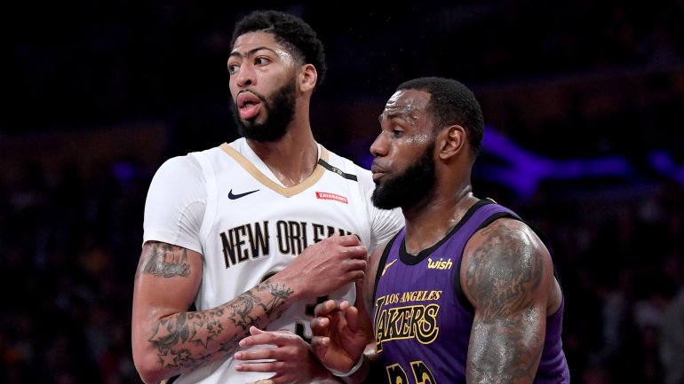 Anthony Davis e LeBron James, aqui como adversários num Pelicans-Lakers, ficarão como as maiores estrelas da equipa de Los Angeles
