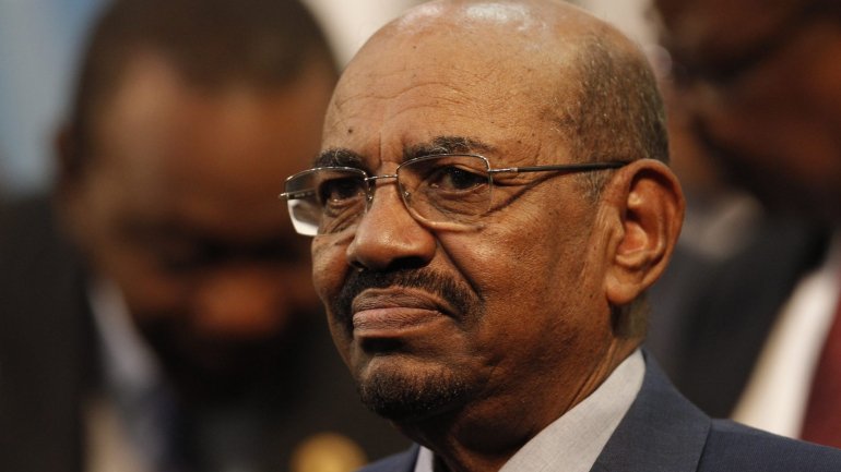 O ex-presidente do Sudão, Omar al-Bashir, está indiciado da posse de divisas estrangeiras, corrupção e receção de prendas de forma ilegal