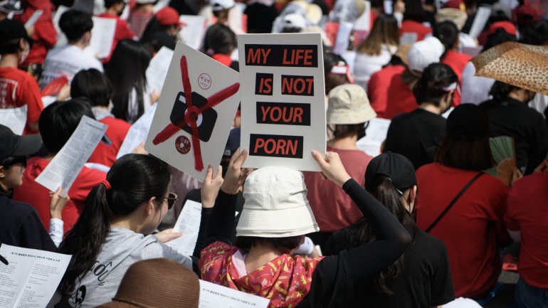 A prática de &quot;molka&quot; já levou a que cerca de 25 mil mulheres saíssem às ruas de Seul, em protesto, usando o slogan “My life is not your porn” (“a minha vida não é a tua pornografia”, em português)