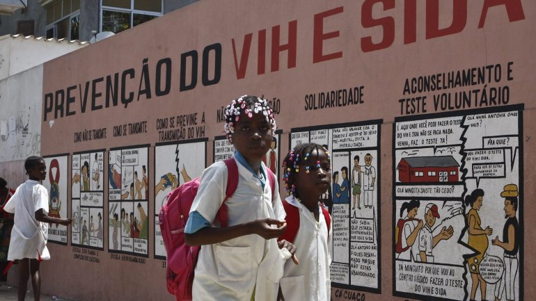 Segundo um relatório das Nações Unidas Angola figura na lista dos 48 países do mundo com &quot;medidas de restrições de viagens&quot; relacionadas ao VIH/Sida