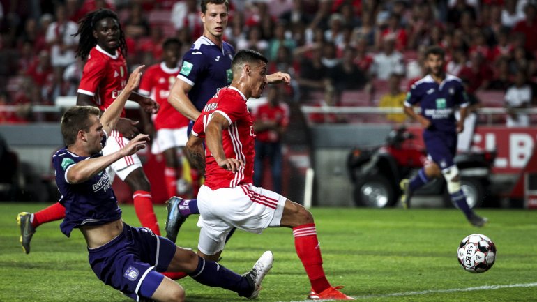 Chiquinho entrou na segunda parte, atirou uma bola ao poste e marcou o único golo do Benfica na derrota com o Anderlecht