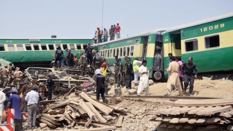 Os acidentes de comboio são comuns no país. No mês passado, morreram três pessoas após uma colisão semelhante