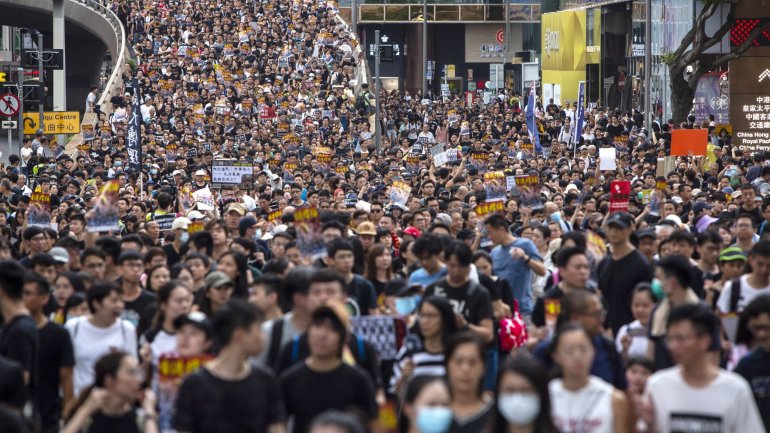 Há mais de um mês que Hong Kong é palco de protestos. A 16 de junho cerca de dois milhões de pessoas (mais de um terço da população) saíram à rua