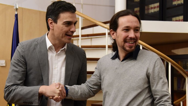 Pedro Sánchez precisa obrigatoriamente do apoio do Podemos, de Pablo Iglesias, para conseguir governar
