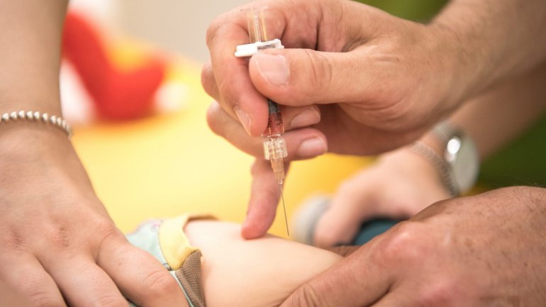 UNICEF determinou uma ideal de 95% de crianças atendidas pela vacinação, mas a taxa atual atinge apenas 85%
