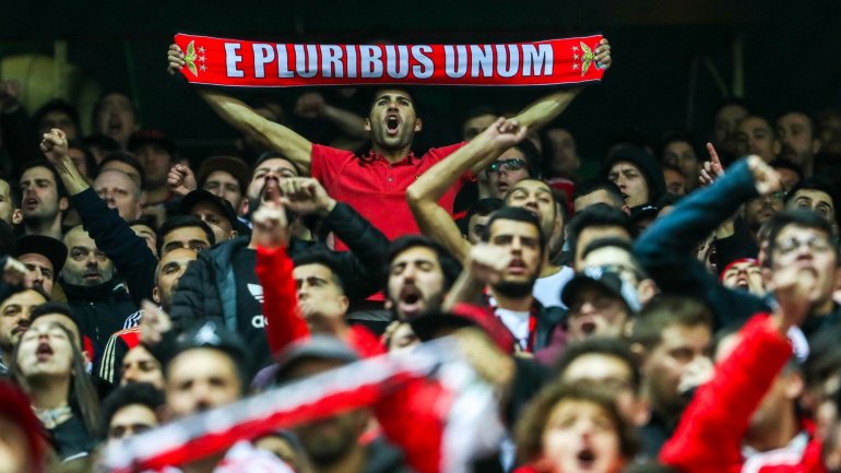 O clube lembra que, e tendo em conta a lotação do Estádio da Luz, um pouco acima dos 65 mil lugares, que durante a época futebolística será dada “prioridade aos sócios do Benfica” na aquisição de bilhetes
