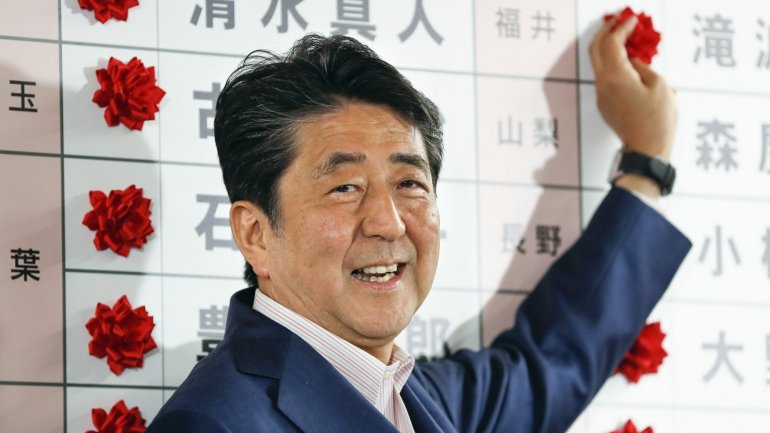 Apesar de garantir a maioria naquele órgão legislativo (141 lugares num total de 245), Abe não alcançou o número de assentos necessários para poder pressionar uma revisão constitucional