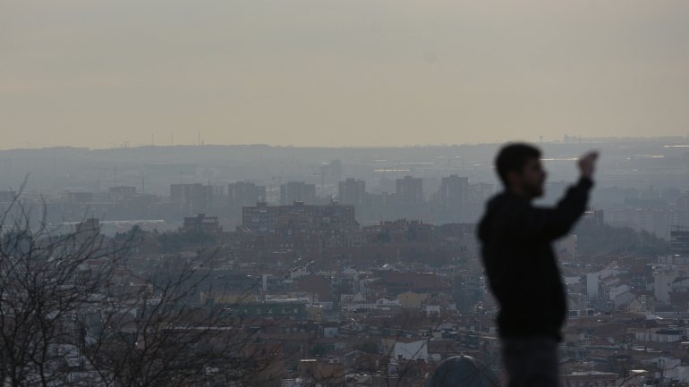 Fotografia datada de novembro de 2018, onde é possível ver uma nuvem de poluição sobre a capital espanhola.