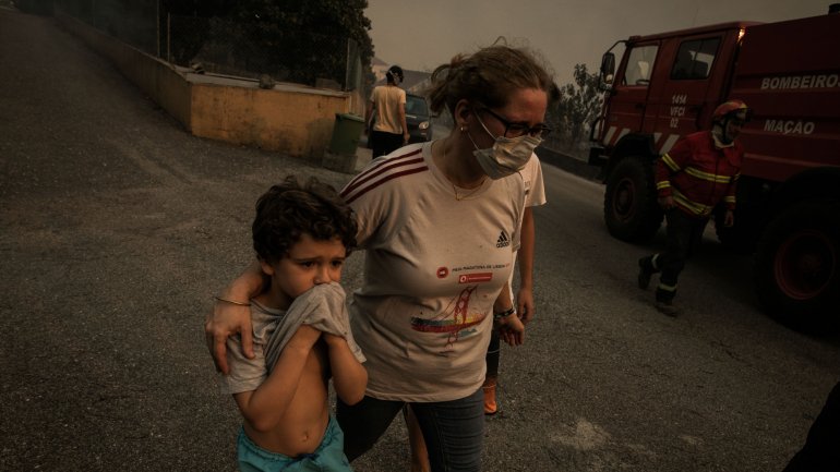 Populares a fugir dos incêndios do último fim-de-semana no centro do país