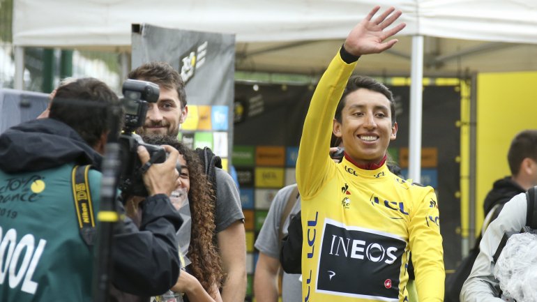 Egan Bernal, da Ineos, reforçou a liderança do Tour na penúltima etapa e vai chegar este domingo a Paris de amarelo