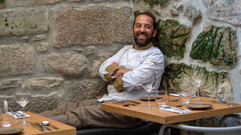 Aos 43 anos, o chef de Viana do Castelo aventura-se ao leme de um novo conceito que junta gastornomia e alojamento na Baixa do Porto