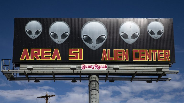 Em junho, um utilizador do Facebook lançou a ideia de uma mobilização em massa de civis para libertar os extraterrestres, com o título de &quot;Vamos invadir a Área 51: Não nos podem parar a todos&quot;