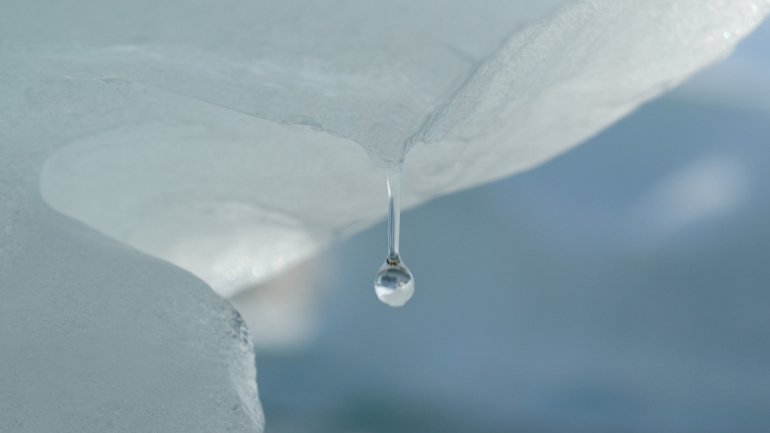 O degelo na Groenlândia adicionará entre cinco e 33 centímetros ao nível global do mar até ao ano 2100, dizem estudos