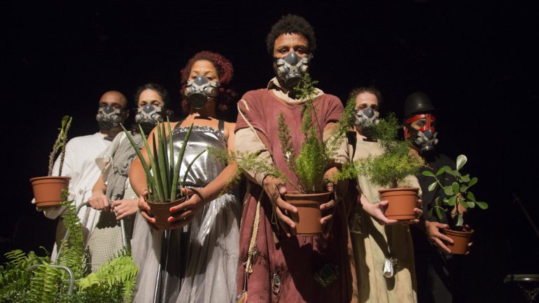 A companhia de teatro Grupo Rosas Periféricas vai a Setúbal apresentar o espetáculo &quot;Labirinto Selvático&quot;