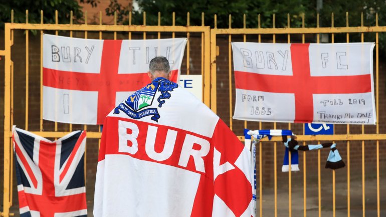 Milhares de adeptos têm passado pelo estádio do Bury para deixar bandeiras e cachecóis