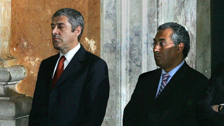 José Sócrates e António Costa no dia da tomada de posse do primeiro Governo Sócrates em 2005. Costa era o n.º 2 desse Executivo