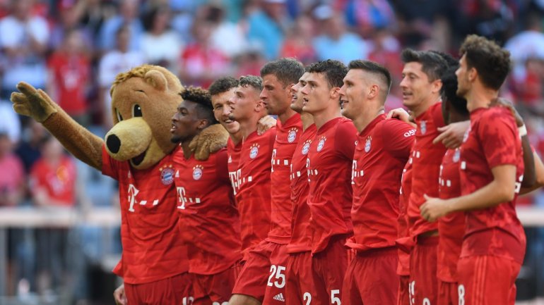 Jogadores do Munique comemoram após o jogo de futebol da Bundesliga entre o FC Bayern de Munique e o FSV Mainz