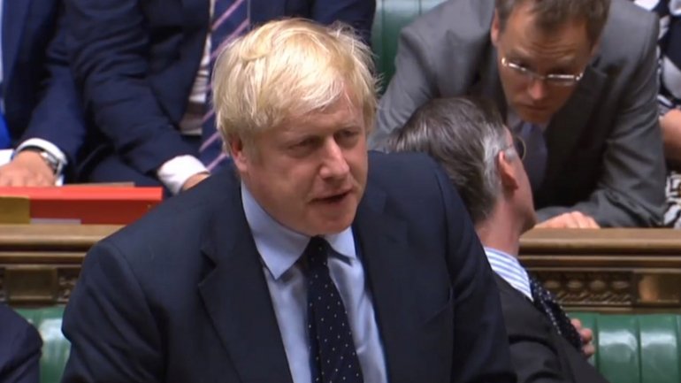 Boris Johnson discursa na Câmara dos Comuns, perante o olhar dos deputados da oposição