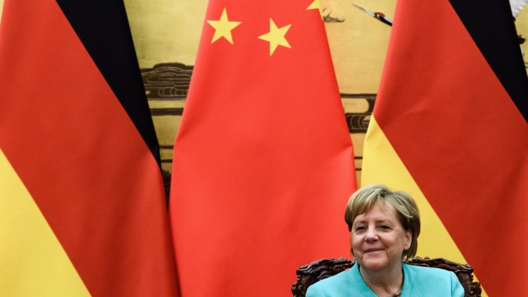 Merkel falava durante uma conferência de imprensa conjunta com o primeiro-ministro chinês