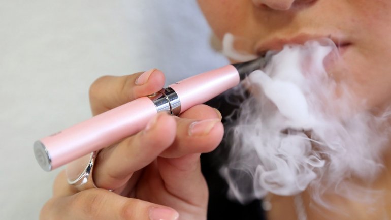 Os médicos suspeitam de alguma relação entre a prática do uso de cigarros eletrónicos e os casos clínicos registados