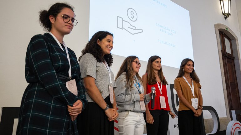 Quatro das mulheres vencedoras estudam no Instituto Superior Técnico, em Lisboa, e a quinta é estudante do 12º ano, no Porto