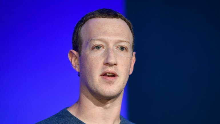 Mark Zuckerberg é o fundador e presidente executivo do Facebook. Desde 2018 tem batalhado por recuperar a confiança dos utilizadores nas plataformas que detém: a rede social com o mesmo nome, o Instagram e o WhatsApp