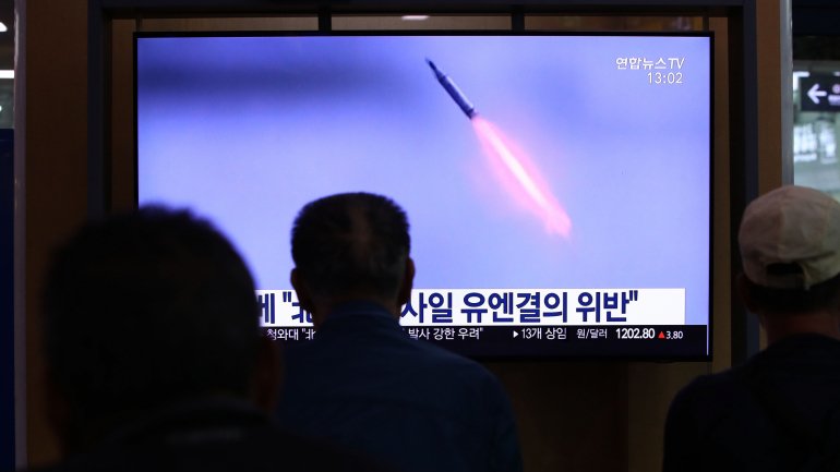 Projétil foi disparado a partir do mar da Coreia do Norte e Kim Jong-un não esteve presente no local