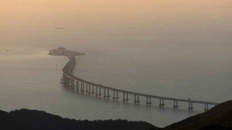 Em agosto, o movimento de automóveis na ponte Hong Kong-Zhuhai-Macau, considerada a maior travessia marítima do mundo com uma extensão total de 55 quilómetros, foi de 37.546 veículos
