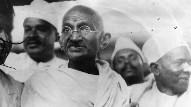 Alguns líderes da religião hindu veem Gandhi como um traidor por ter apoiado a unificação islâmica-hindu
