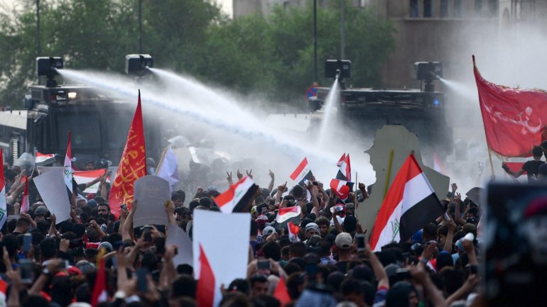 As manifestações espontâneas de jovens iraquianos exigindo empregos e o fim da corrupção degeneraram em confrontos