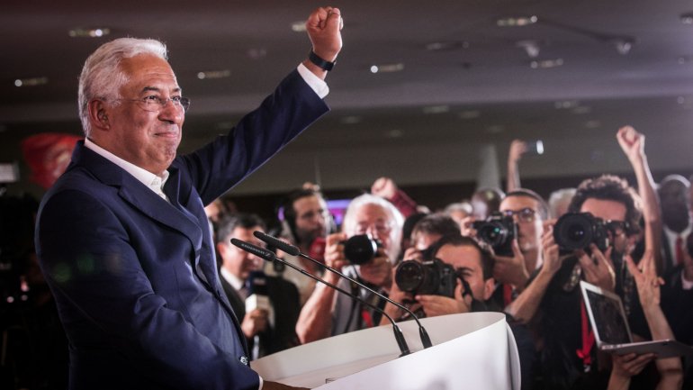 António Costa festejou pela primeira vez uma vitória nas legislativas e sublinhou que &quot;ganhou mesmo em 15 dos 20 círculos&quot; eleitorais