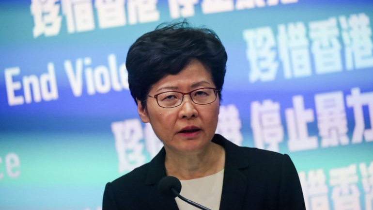 A líder de Hong Kong, Carrie Lam, diz que os protestos não são pacíficos em luta pela democracia