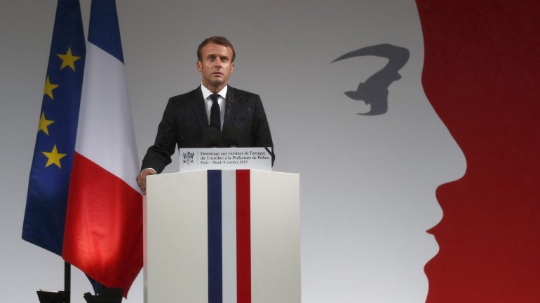 Macron presidiu esta terça-feira a uma homenagem aos quatro funcionários da prefeitura de polícia de Paris mortos por um colega radicalizado