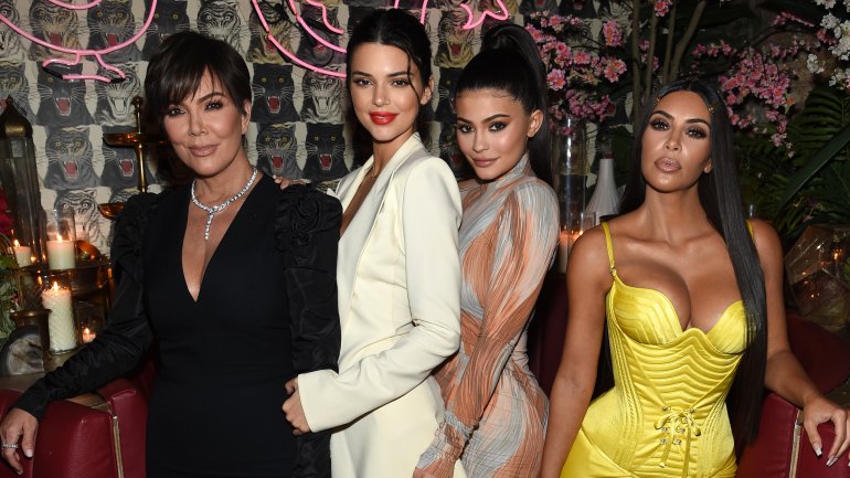 Kris Jenner, Kendall Jenner, Kylie Jenner, e Kim Kardashian, quatro dos mais destacados elementos do clã Kardashian-Jenner